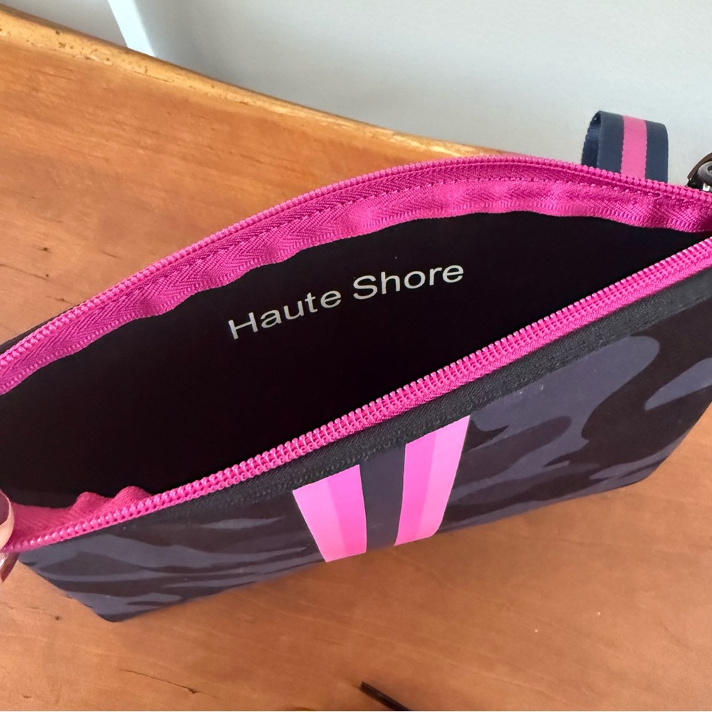 Haute Shore camouflage clutch and coin purse with detachable wristlet - Picture 3 of 6